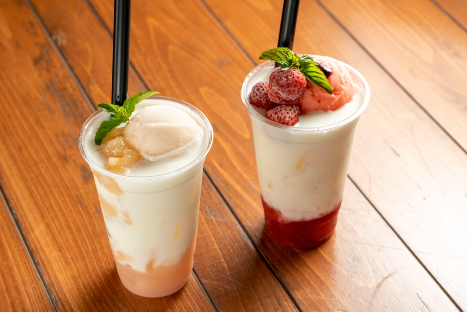 ▲ラッシー2種(右:淡路島苺ラッシー、左:桃ラッシー)