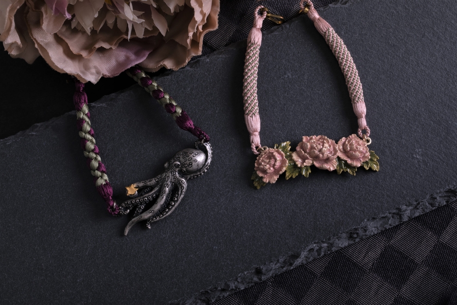 蛸羽織紐 11,000円 / 牡丹羽織紐 12,100円