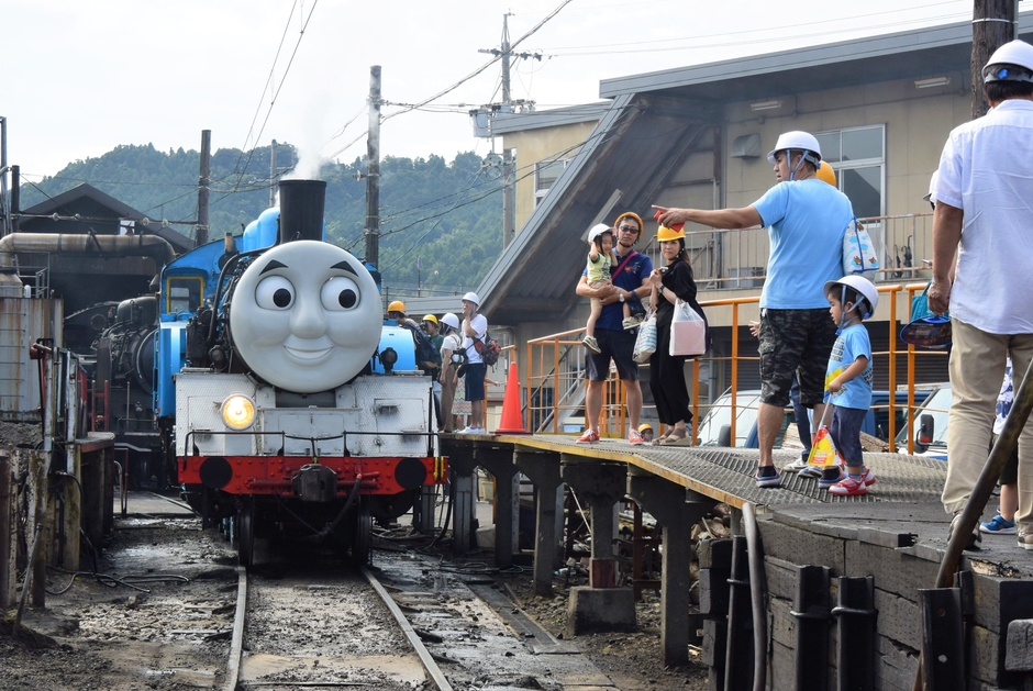 きかんしゃトーマス号と車両整備工場見学の様子