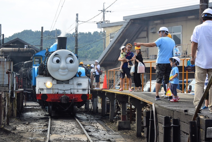 きかんしゃトーマス号と車両整備工場見学の様子