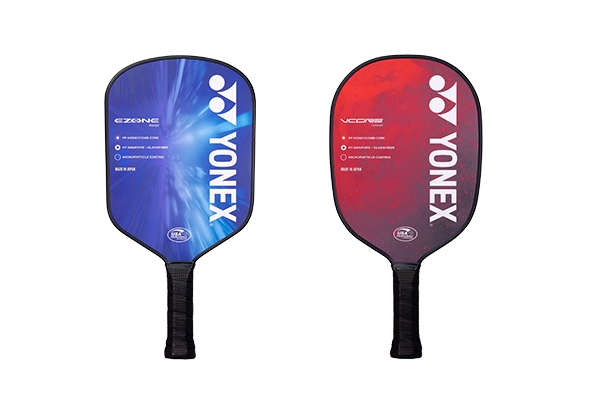 左から、ピックルボール パドルのEZONE（Eゾーン）、VCORE（Vコア）