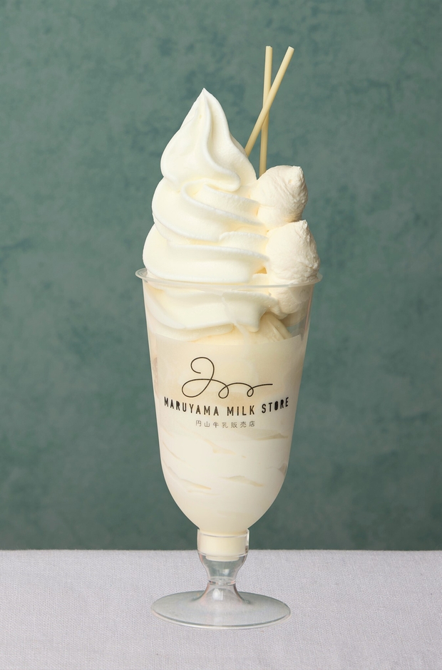 【円山牛乳販売店】「別海町Wソフトクリームの白いパフェ」