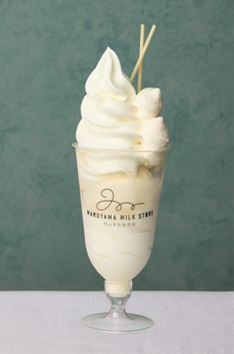 【円山牛乳販売店】「別海町Wソフトクリームの白いパフェ」