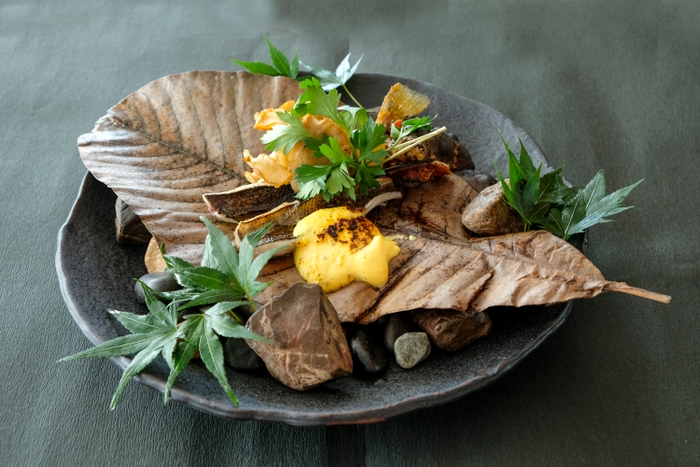 魚料理に提供される「いわな 朴葉味噌ベアルネーズ たもぎ茸」