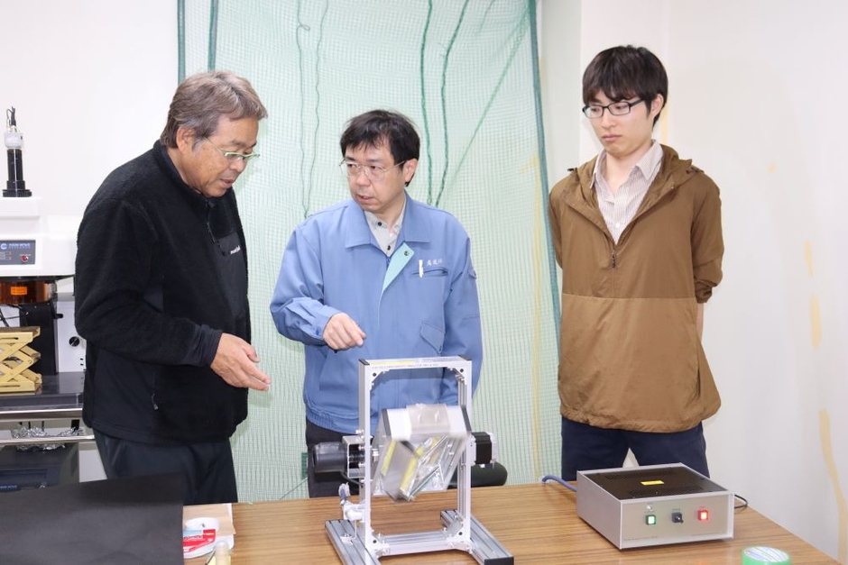 微小重力下でのエビの食餌実験に取り組む研究グループ （左から山本准教授、牧教授、当時大学院生の横田千尋さん）