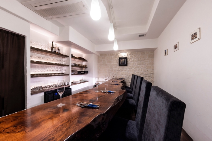 美しい一枚板のカウンターが出迎える店内