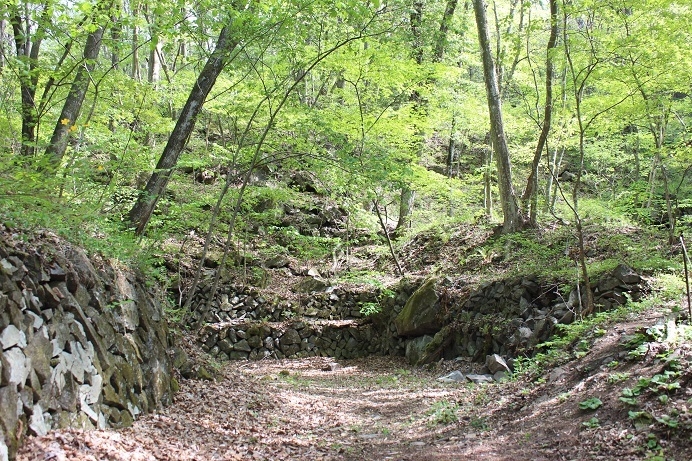 巨大な風穴跡に当時の規模が偲ばれる