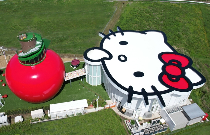 今年4月にオープンした「HELLO KITTY APPLE HOUSE」※写真内左側の建物