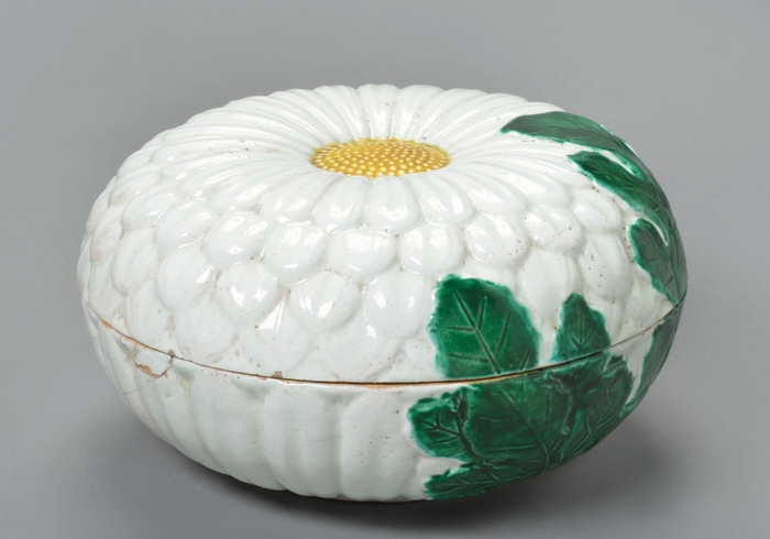 色絵白菊形食籠(吉向焼)　ミュンヘン五大陸博物館蔵 (C)Museum Funf Kontinente, Munich (MFK)