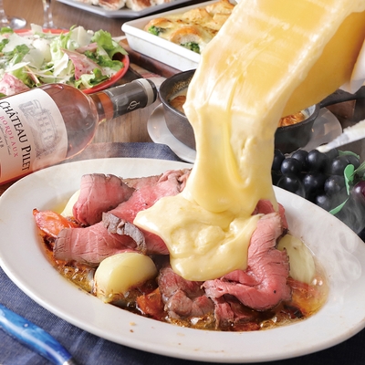 自家製ローストビーフ　ラクレットチーズ掛け（2398円）