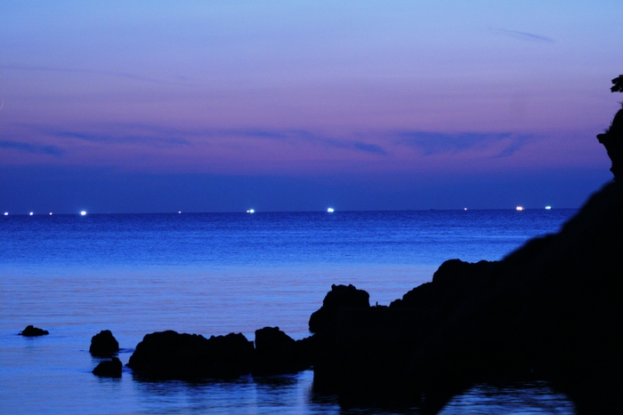 初夏を告げる　夕日ヶ浦の漁火