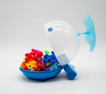 43個のパーツが一瞬で消える！ 出荷数 累計12万個を突破した人気知育玩具「くっつき虫」　 子どもが自ら“捕食”させるクジラ型パッケージが誕生！