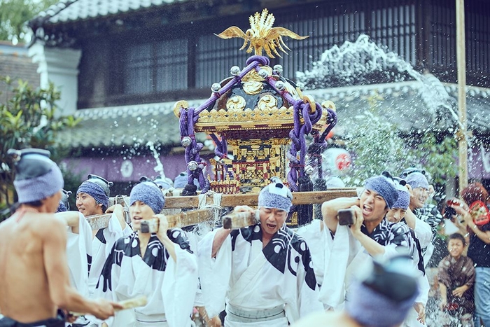 大人気、水掛神輿渡御