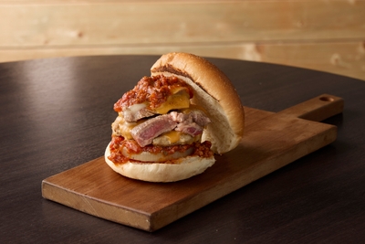 【富良野ぷちぷちバーガー】「ふらの和牛ステーキを載せたこぼれトマトチーズハンバーガー」