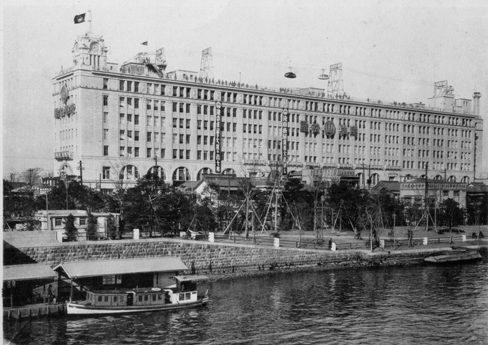 浅草雷門駅(東武ビルディング)全景　1931年撮影(東武博物館提供)