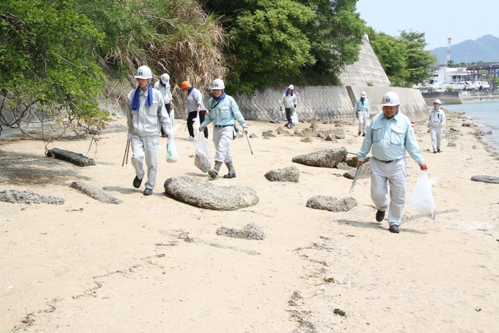 浦崎海岸を清掃