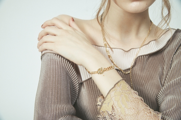 オケージョンにもぴったりなマルチチェーンシリーズ。 3アイテムとも、GOLD と SILVER の展開。