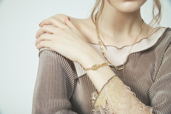 オケージョンにもぴったりなマルチチェーンシリーズ。 3アイテムとも、GOLD と SILVER の展開。