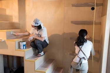 DIY作業中のヒト