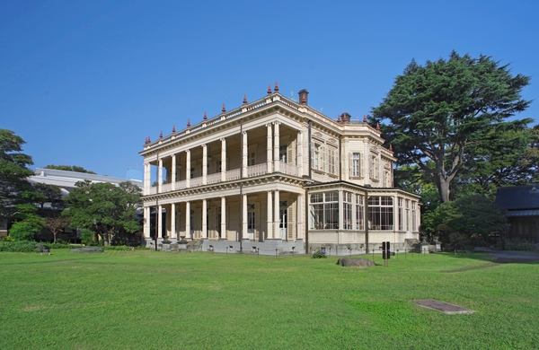 洋館外観（芝庭側）