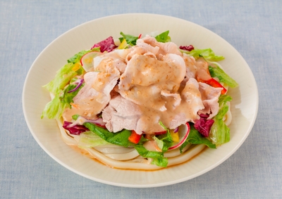 豚しゃぶとレタスやパプリカのサラダうどん (めんつゆ+おろしにんにく+パッケージサラダ使用)