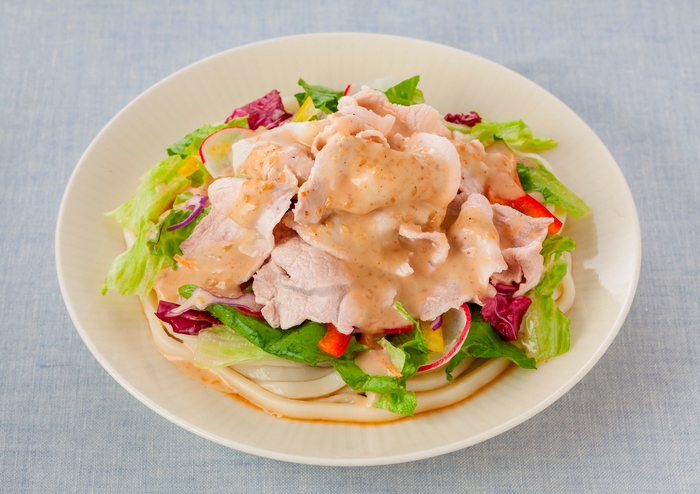 豚しゃぶとレタスやパプリカのサラダうどん (めんつゆ+おろしにんにく+パッケージサラダ使用)