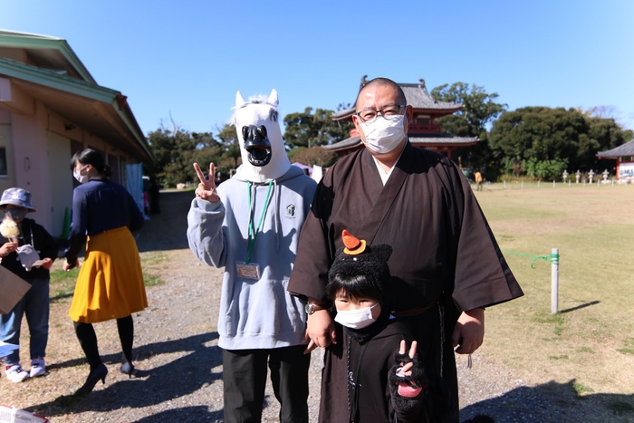 住職と子供向けイベント参加者