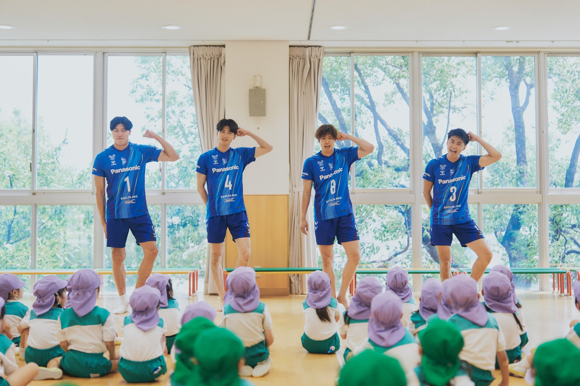 “まちを元気にする”「わたしも、おけいはん」プロジェクト
バレーボールクラブ 「大阪ブルテオン」選手がおけいはんに。