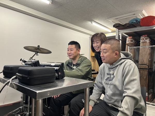 学校で生徒の様子をモニタリングする2人(左から長田庄平、松尾駿)