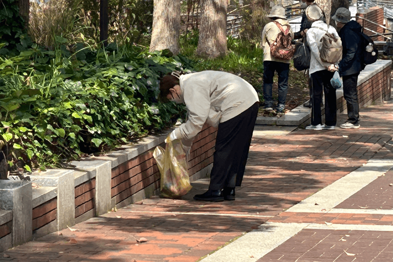 毎月第１火曜日に、多摩センター地区連絡協議会の会員事業所がペデストリアンデッキ上などの清掃活動を行っている（画像提供：多摩センター地区連絡協議会）