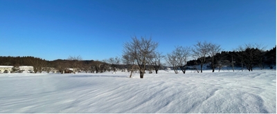  ▲ 朝の光の中、2m超の雪に埋もれた田園と遠景の里山