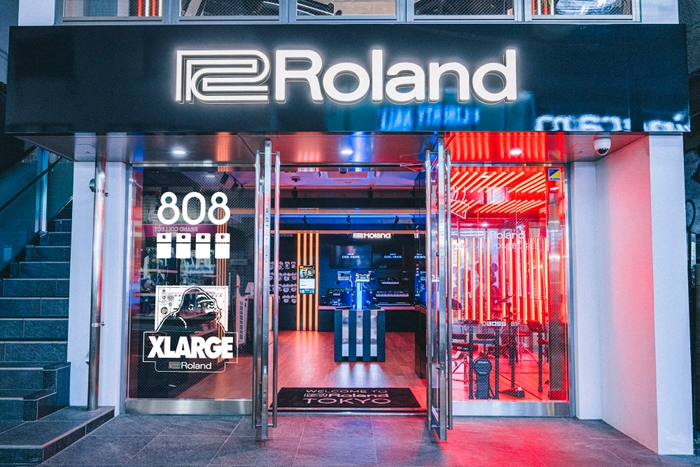 「TR-808」と「OGゴリラロゴ」のウィンドウ・ラッピングを実施