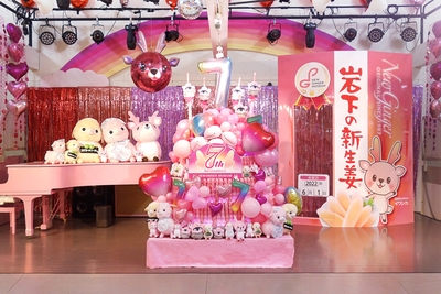 イベントステージにピンクの虹と「岩下の新生姜ペンライトケーキ」が登場