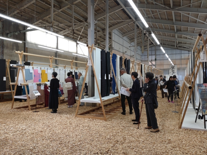 昨年の丹後織物求評会の様子(展示会場)