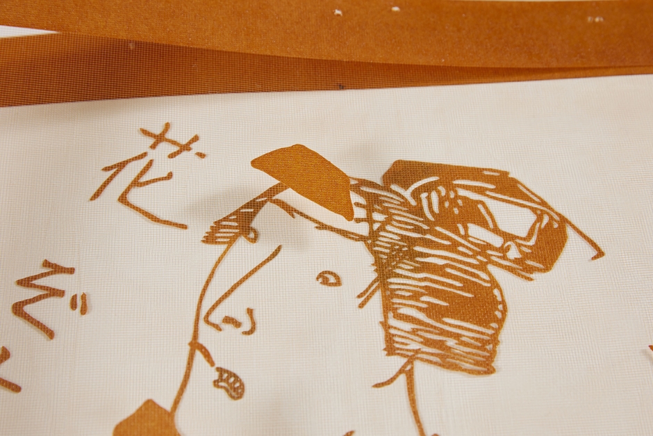 2枚目の型を持ち上げた様子。型ごとに染める部分が異なる