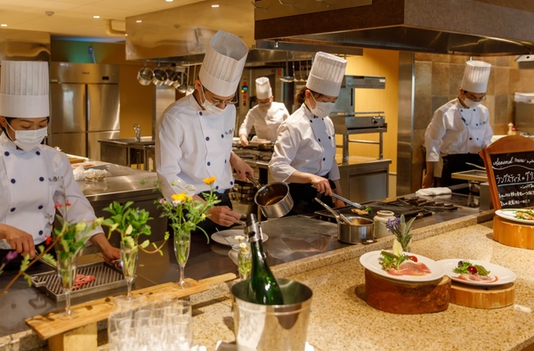 野菜ソムリエたちが目の前で作る出来たての料理をお客様の手へ