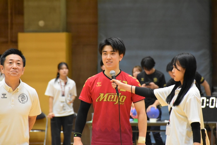 試合後、ハンドボール部の宮城海士キャプテンと本山慶樹監督へインタビューもMSPメンバーが担当