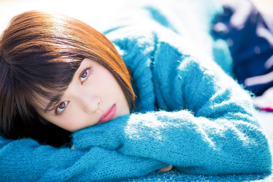 中面01:浜辺美波(PH:松井伴実/HM:鎌田順子/ST:瀬川結美子)