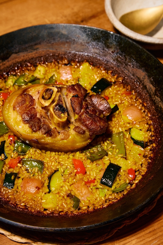 料理.沖縄産キビまる豚骨付きすね肉のパエリア