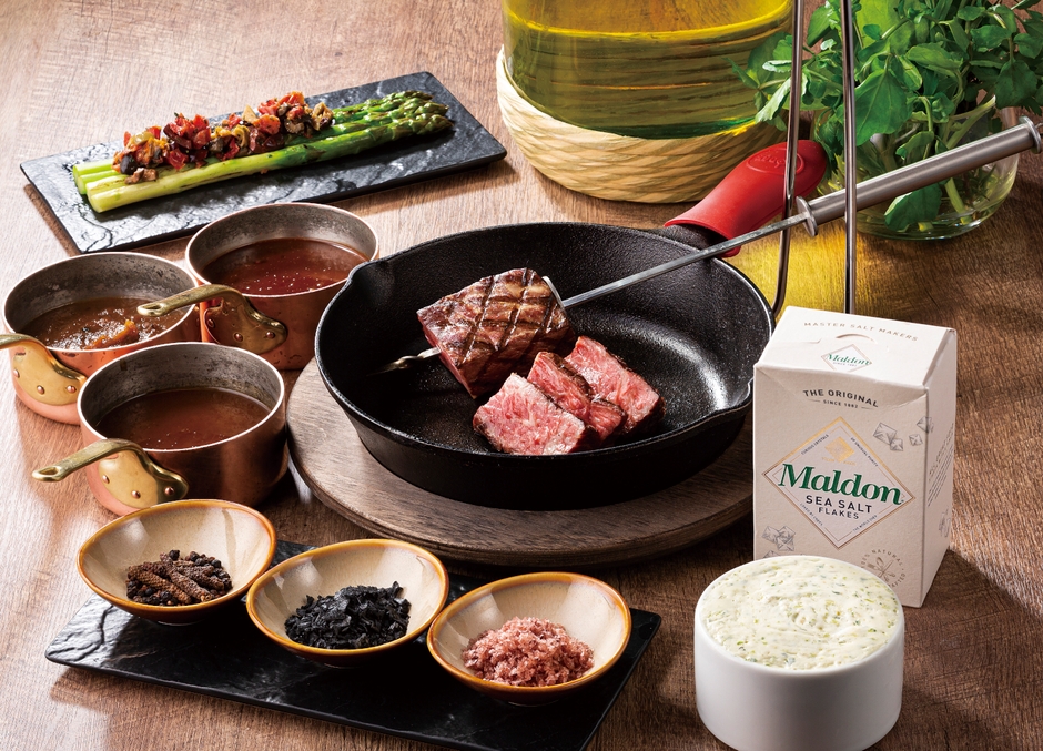 「さっぱり柔らかい国産牛赤身肉の串焼き」(中央)/「アスパラガスのグリル タプナードソース」(左上)