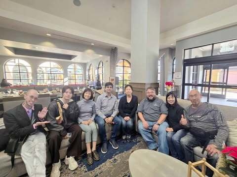 今回一緒に行ったメンバー 右から代理店の長谷川氏、当社葛西、マーベリック スペース システムズ社ローランドCEO、お父様のご遺骨をお星様にされた村山様、マーベリック スペース システムズ社ビドゥーCOO、村山様のご友人小島様、代理店の瓜田氏、NTK記録担当阿部氏