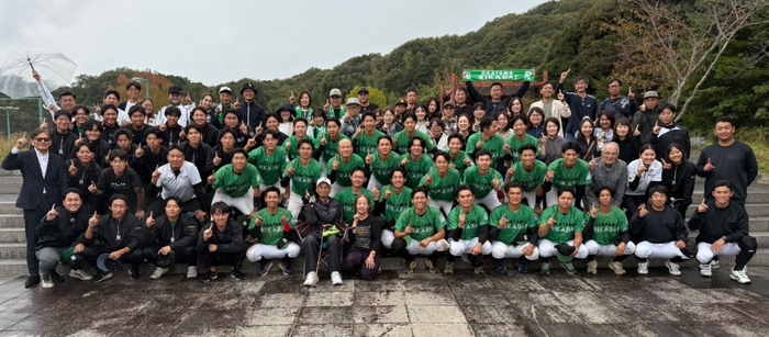 悲願の1部昇格を果たし、選手だけでなく支援者にも笑顔が弾けます