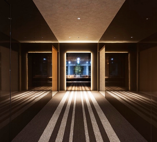 エントランスとラウンジを繋ぐ通路 (エントランスコリドー)