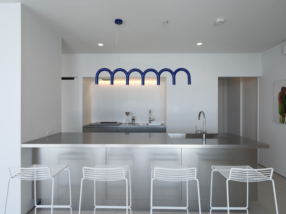 まるでバーカウンターのようなスタイリッシュなキッチン