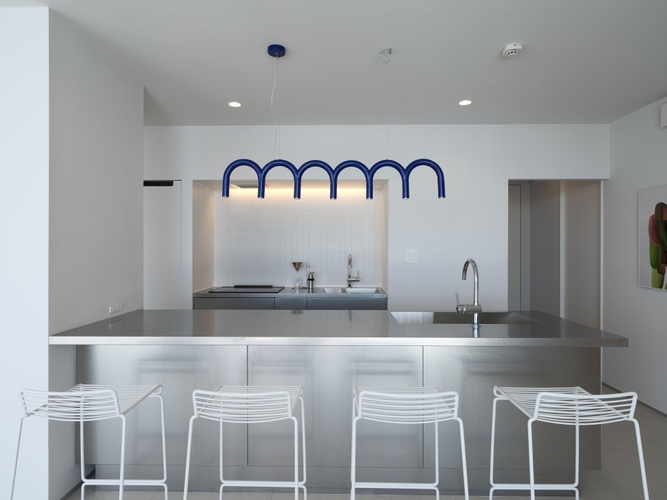 まるでバーカウンターのようなスタイリッシュなキッチン