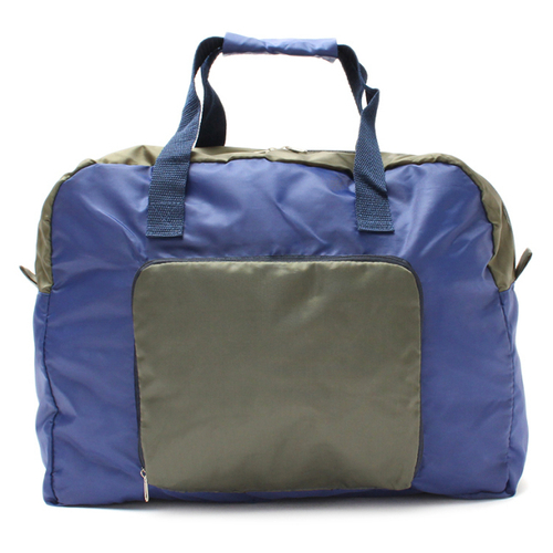 「折り畳みトラベルボストンバッグ」小さく折りたためるボストンバッグ。 スーツケースのハンドルに掛けられるホルダーつきなので旅行先にも便利です。
