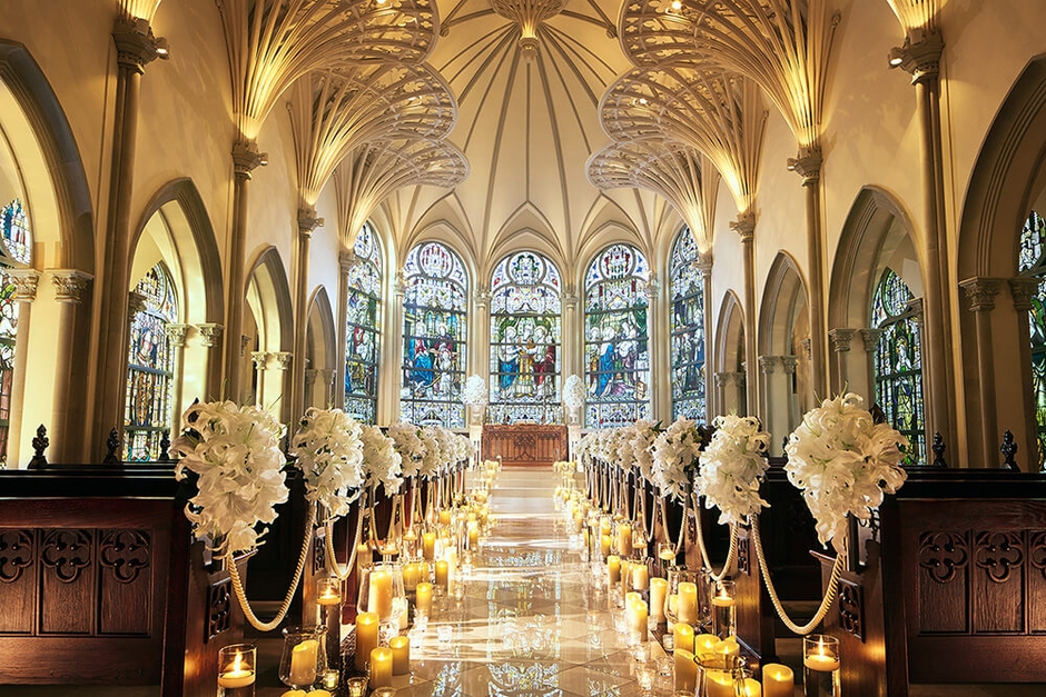 昼の大聖堂内観(夜はステンドグラスが黄金色に輝く)