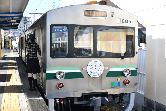 水間鉄道で走行するオリジナルヘッドマークを装着した列車(写真のオリジナルヘッドマークはサンプルの「駅すぱモール」デザイン)