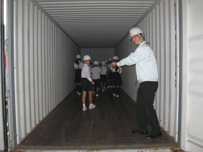 コンテナの大きさを中に入って体感(神原汽船福山物流センター)