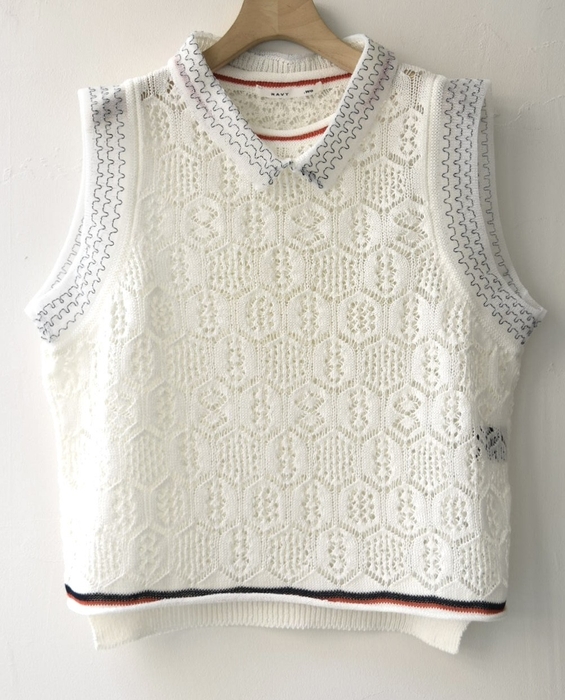 フランス語で「襟」を意味する“col”にモード感と上品さを両立させたネーミングの「Mode Colette Sheerknit(モードコレット・シアニット)」ベスト